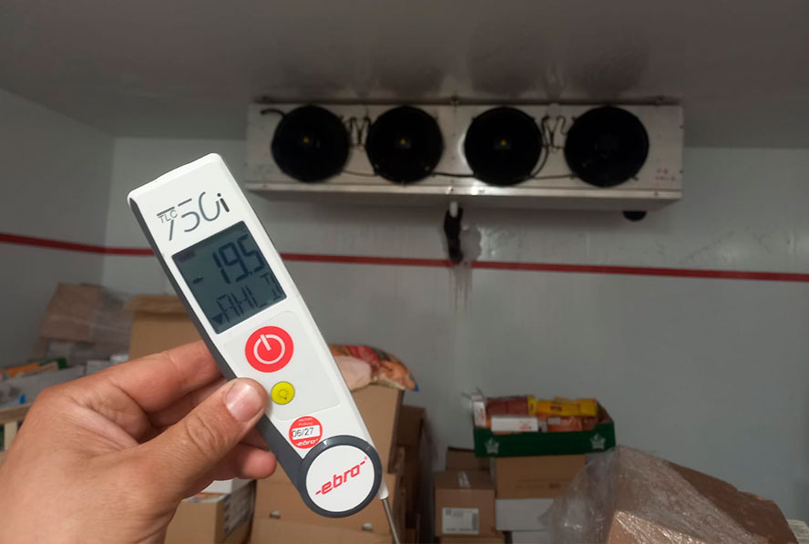 Contrôle de la température d’une chambre froide professionnelle pendant une intervention de dépannage frigorifique.